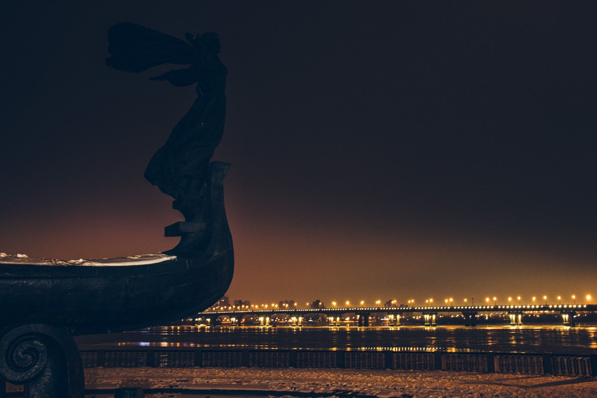 Княжна Лыбедь засмотрелась на мерцающие ожерелья из огней