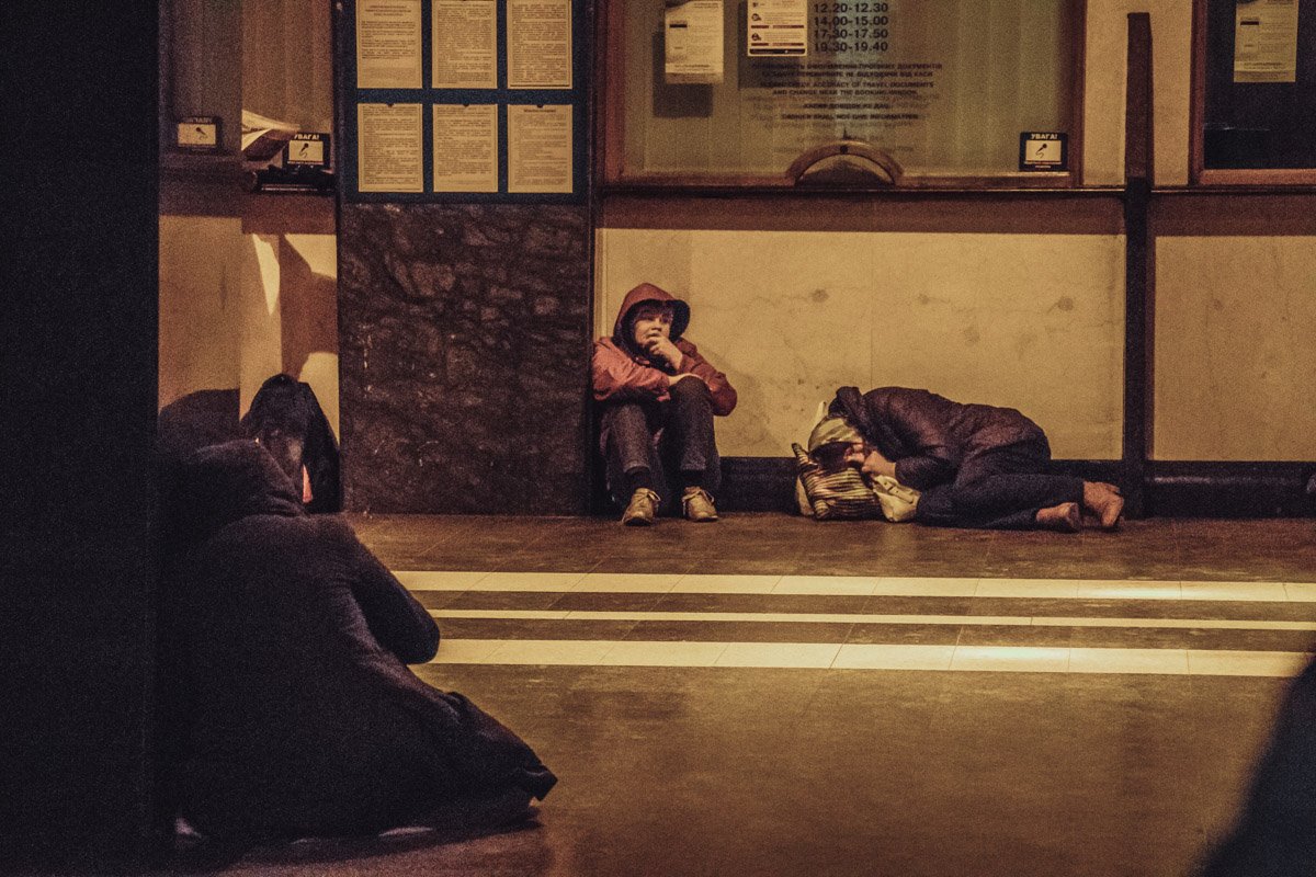 А кто-то пережидает ночь небольшими группками А кто-то пережидает ночь небольшими группками