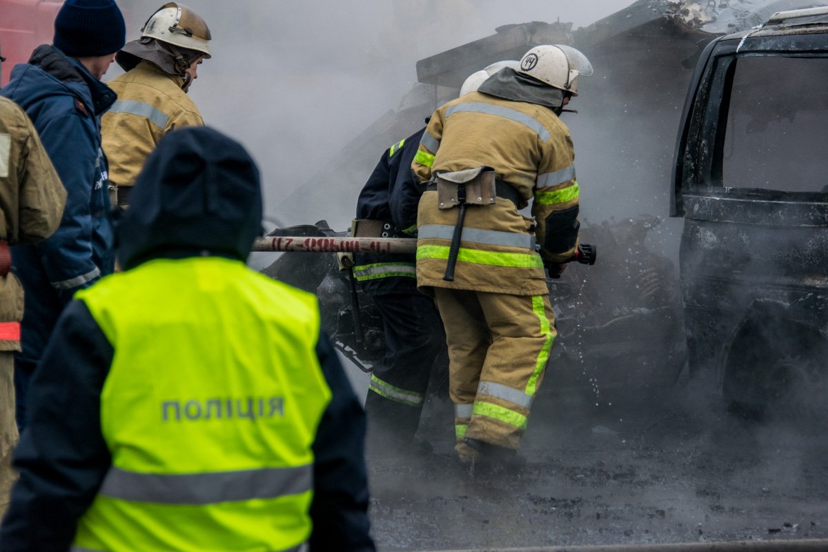 Пожарные потушили автомобили за 10 минут