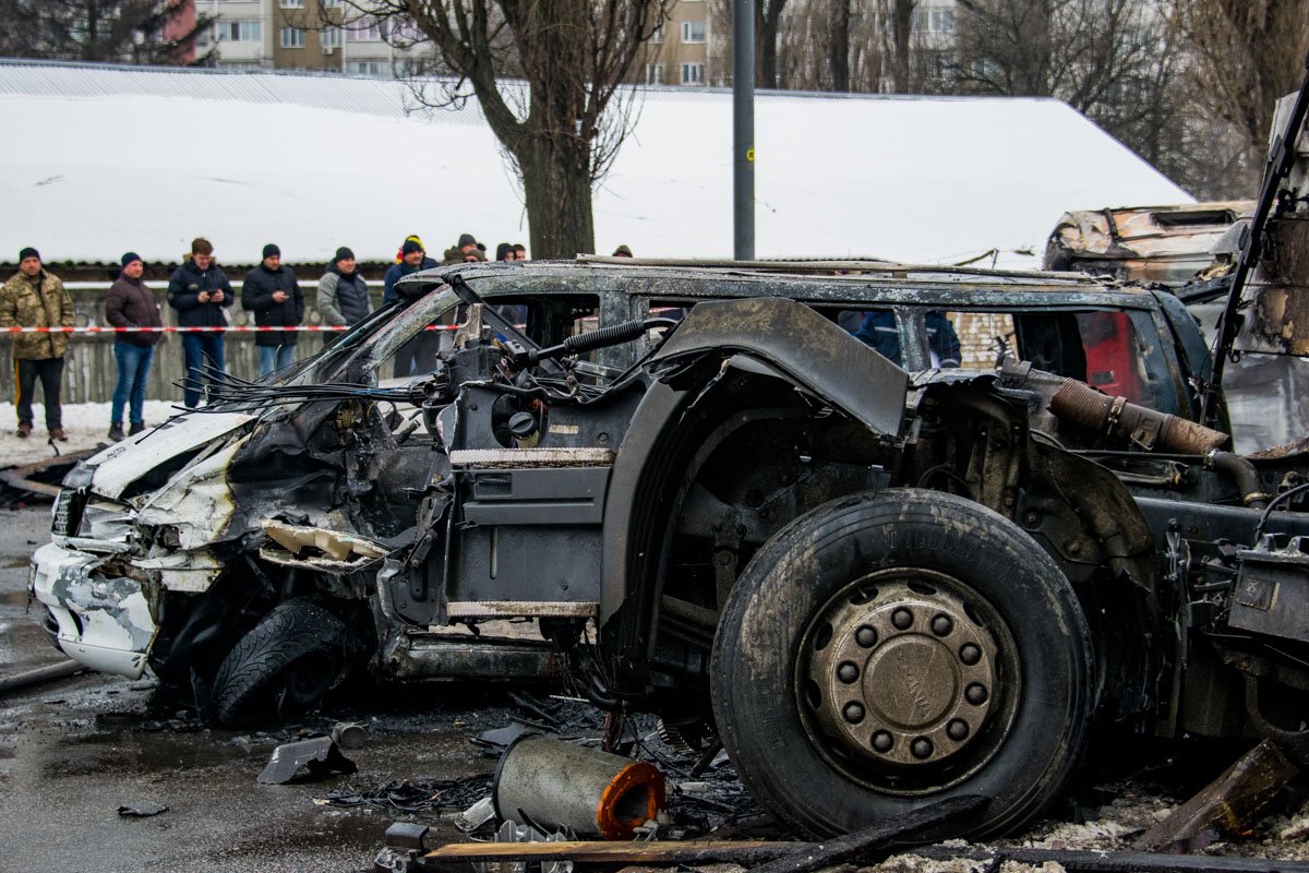  Водитель Mercedes Vito выбирался из авто, выбивая дверь ногами