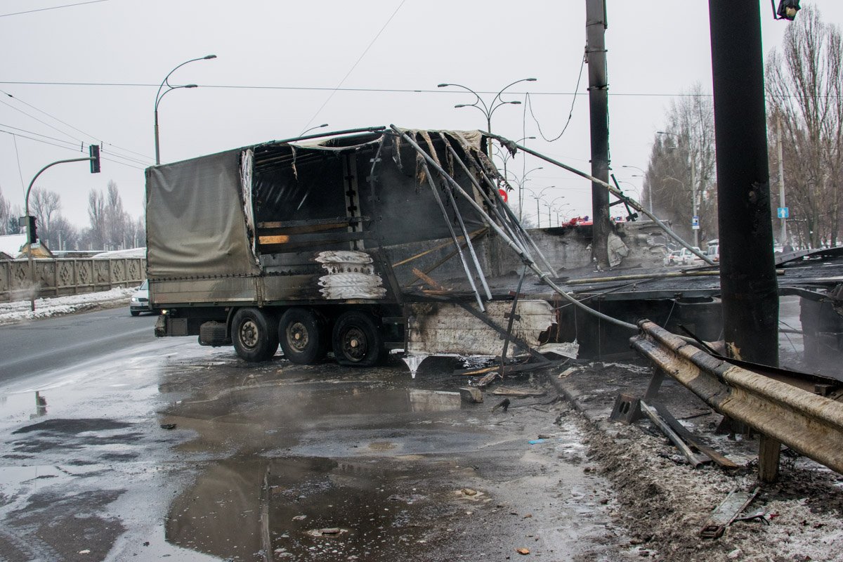 Грузовик врезался в электроопору