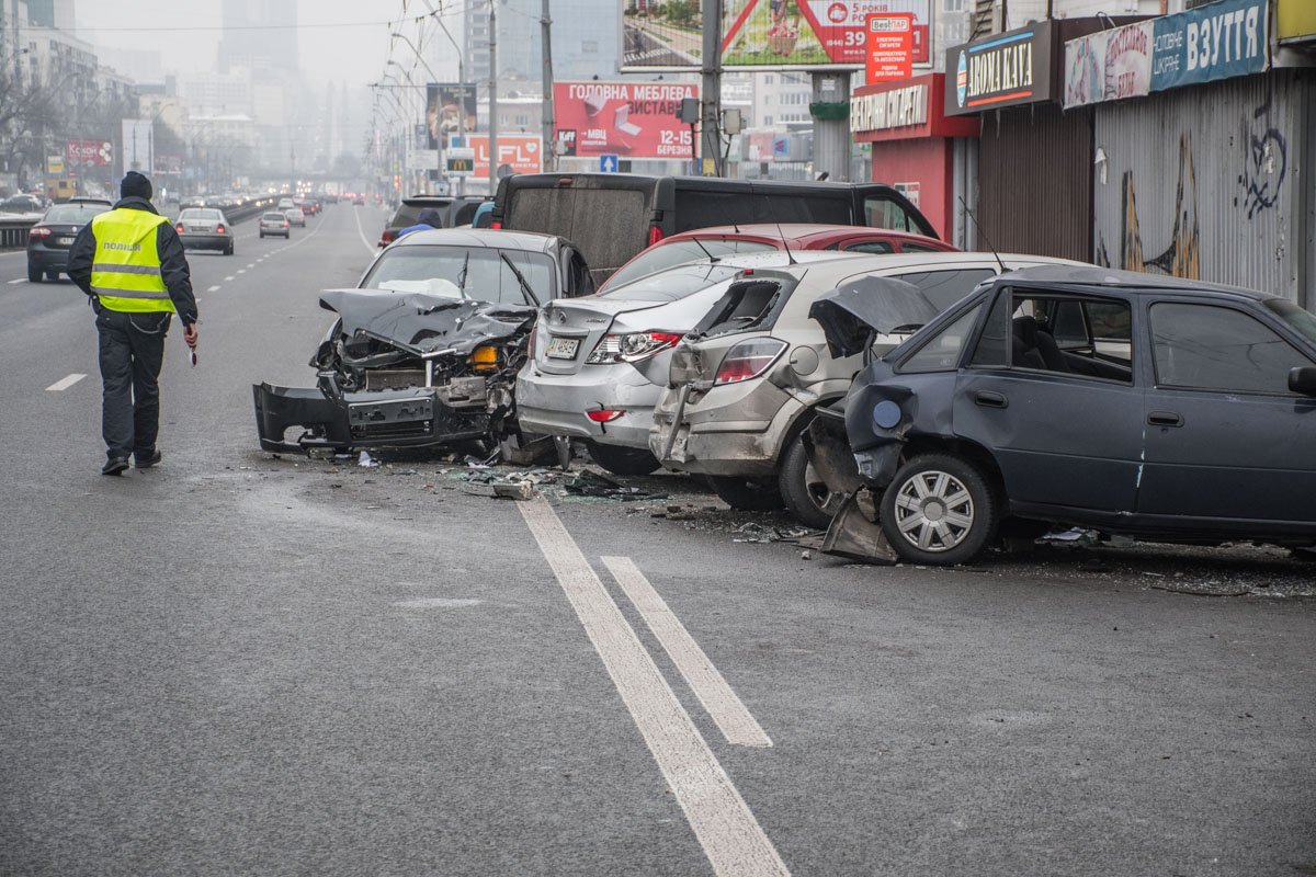 Chevrolet Aveo протаранил пять припаркованных авто