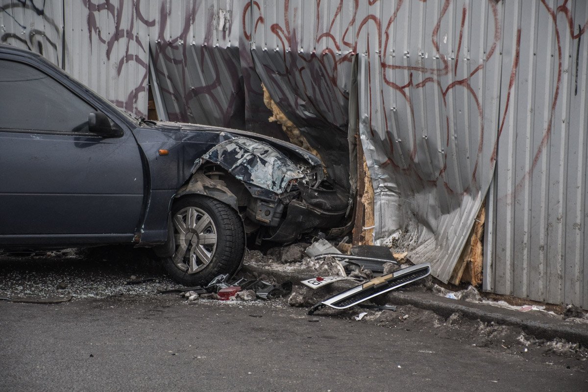 От сильного удара на задней стене ларька - вмятины