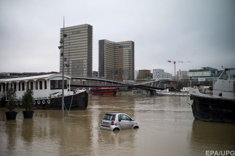 В столичном регионе Франции из-за наводнения эвакуировали 1,5 тысячи человек