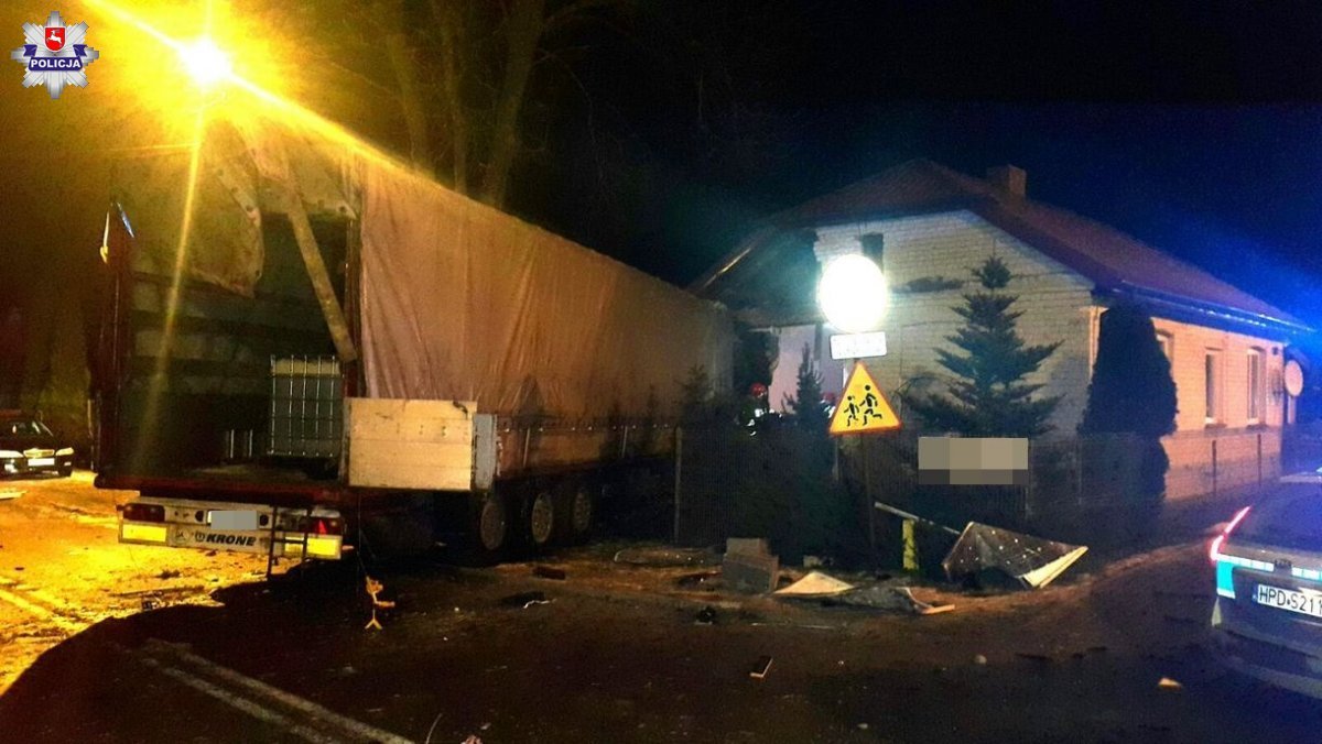 Грузовой автомобиль остановился в метре от спящих детей