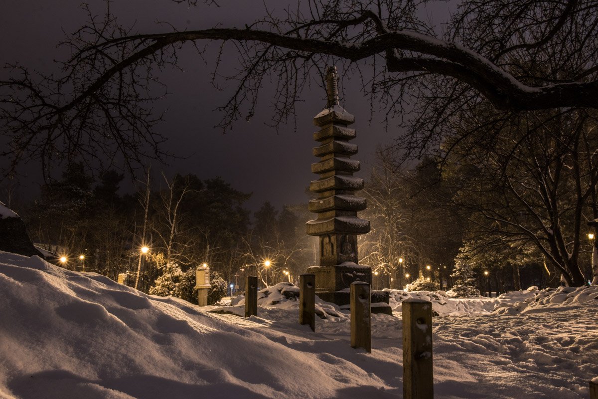 В парке "Киото" можно встретить необычные каменные скульптуры 