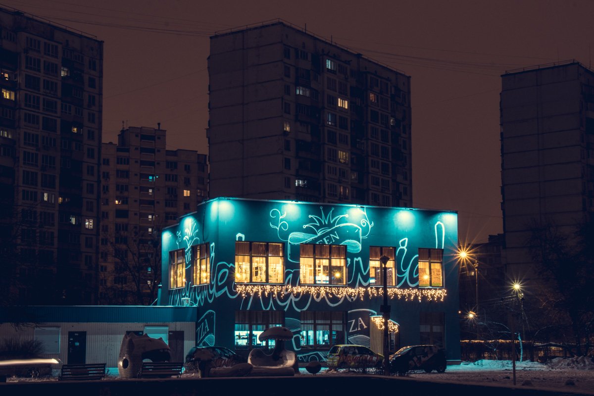 Кафе заманивает посетителей яркими огнями 