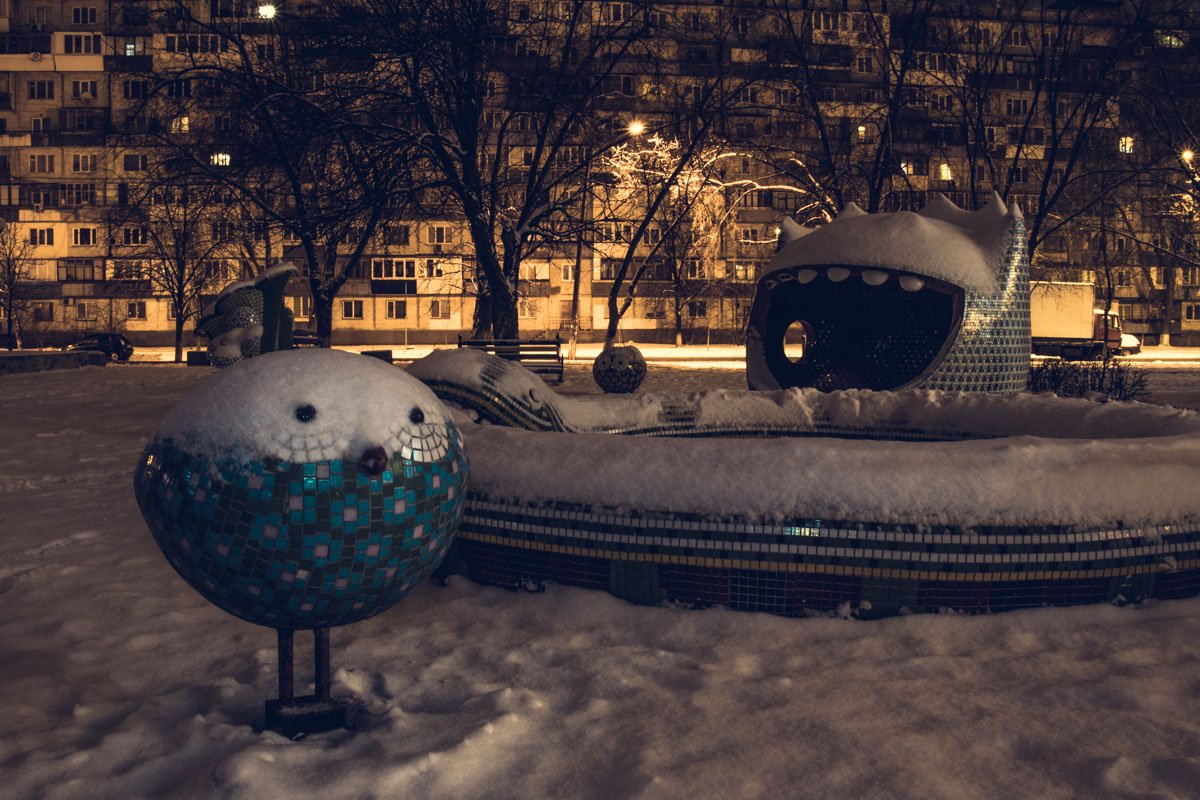 Каменных зверушек припорошило снегом 