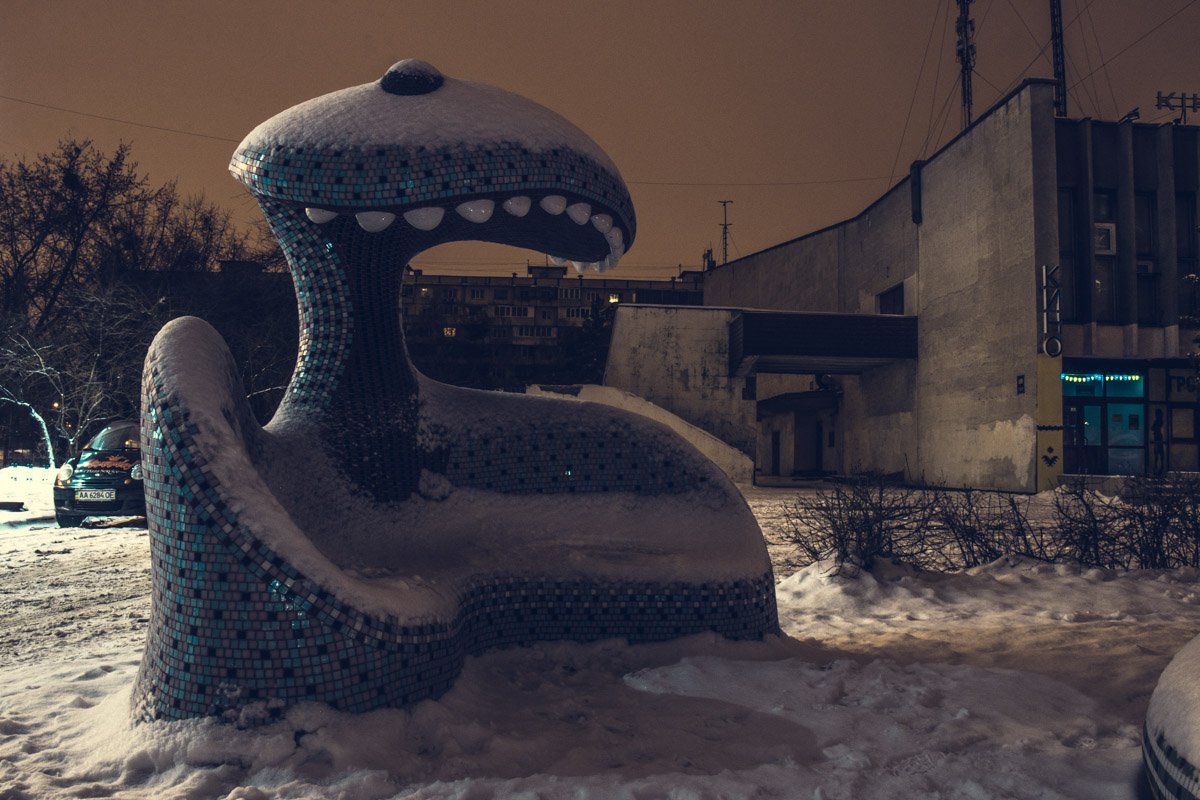 Причудливые каменные скульптуры при свете фонарей выглядят особенно загадочно 