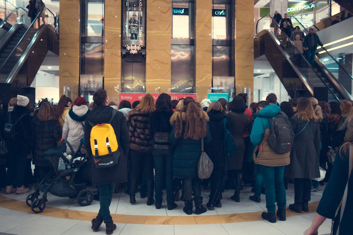 Девушки обступили Аниту и Светлану и внимательно слушали их советы Девушки обступили Аниту и Светлану и внимательно слушали их советы