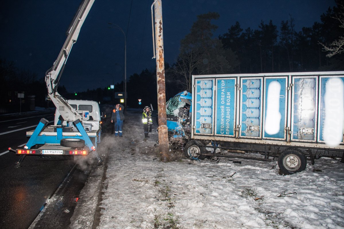 По предварительной версии, авто занесло на дороге