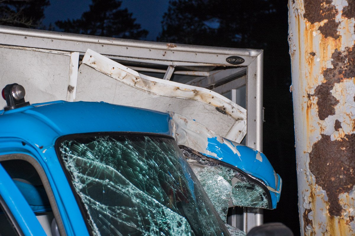 В результате удара на столбе было повреждено освещение