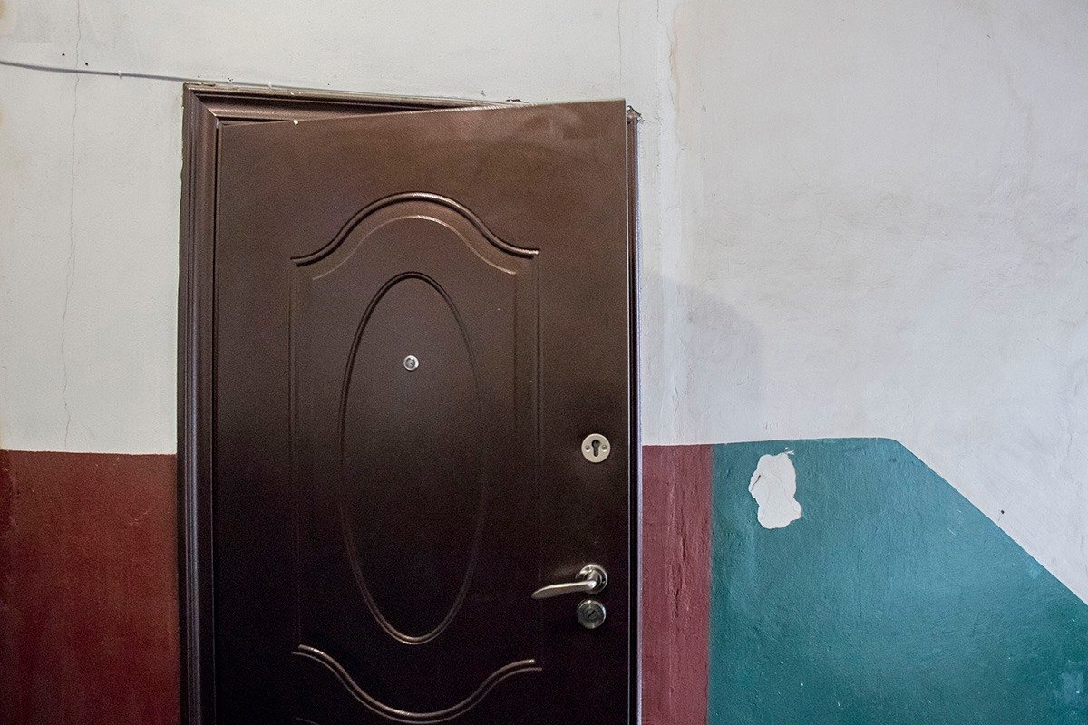 Рабочие работающие на стройке проживают в этой квартире Рабочие работающие на стройке проживают в этой квартире