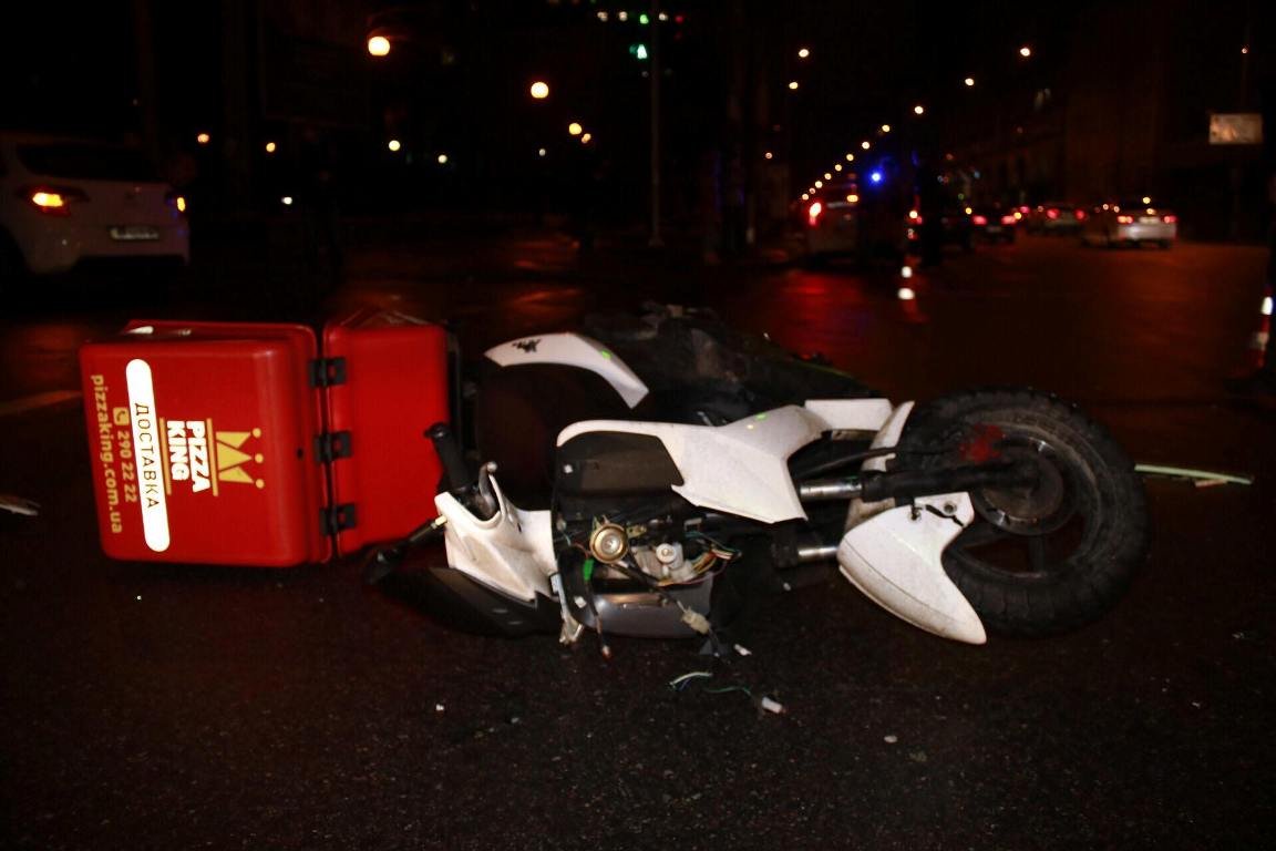 Водителя мопеда забрала скорая помощь