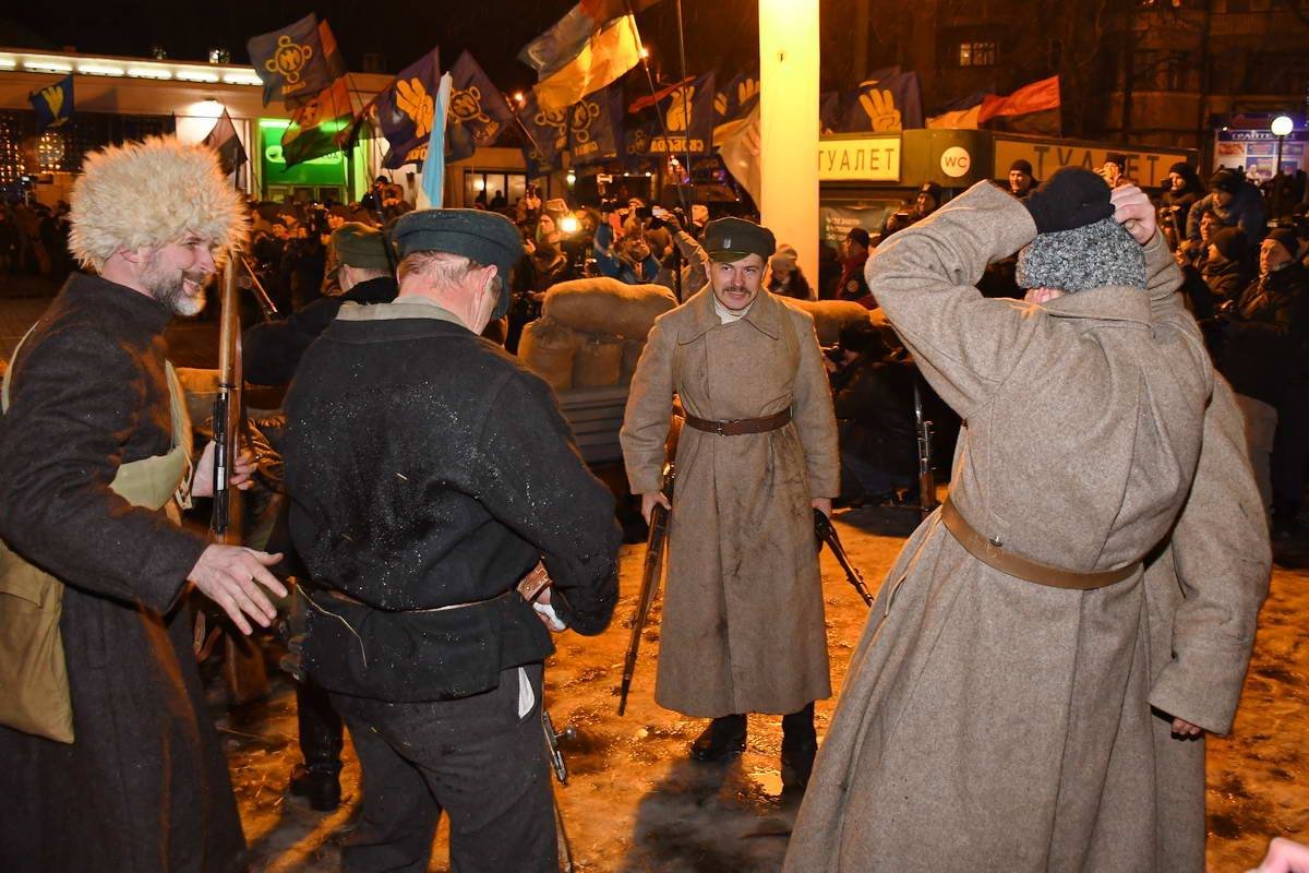 Киевлянам показали реконструкцию боя на заводе "Арсенал" width="1200" height="800"><figcaption> Киевлянам показали реконструкцию боя на заводе "Арсенал"
</figcaption></figure></p><p>Сразу после "торжественного возведения флага" и актеры, и другие желающие выстроились в колонну. С зажженными факелами они прошлись от Арсенала до Аскольдовой могилы. Своим маршем почтили память тех, кто боролся за независимость Украины в Киеве и под Крутами. Колонну возглавил лидер партии "Свобода" Олег Тягнибок.
</p><p><figure class="image"><img class="wp-image-79916 size-full" src="https://cdn.informator.ua/@dp/media/kiev/2023/10/13/6528ae3fa5f10.jpg" alt=