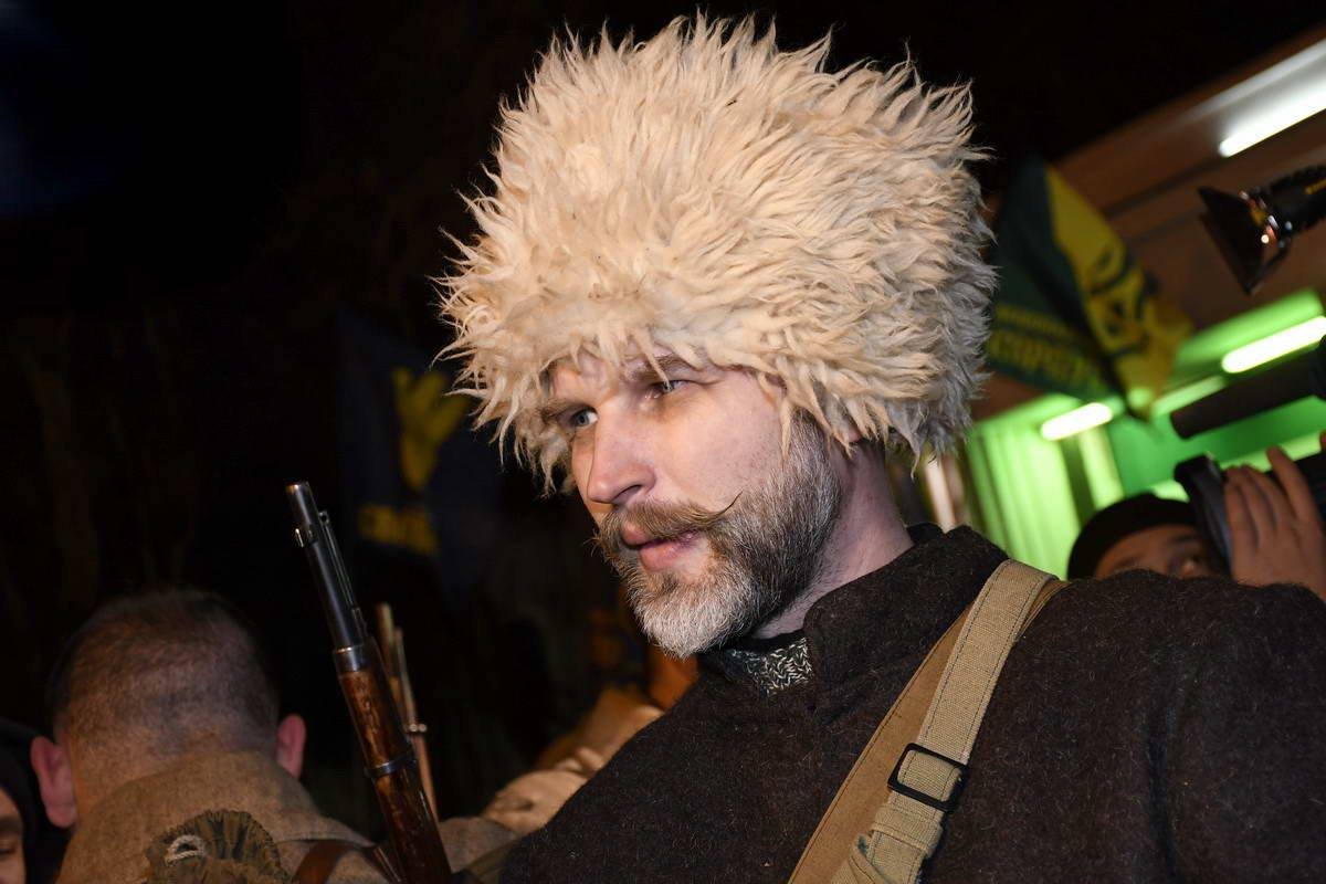 Шапка и усы - главные атрибуты бравого бойца 