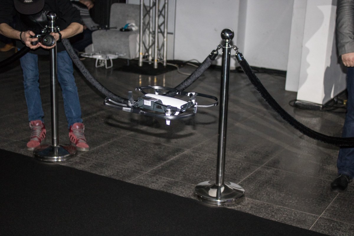 Вес квадрокоптера всего 300 грамм