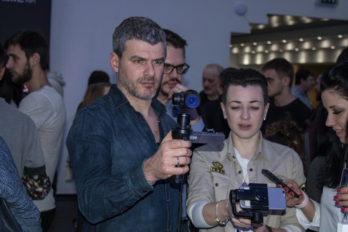 Певец Арсен Мирзоян знакомится с новым гаджетом 