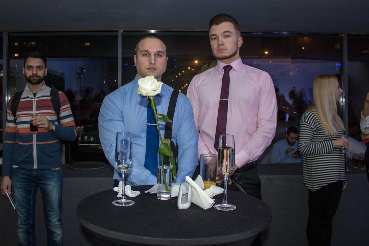 Некоторые гости серьезно настроены на покупку модного дрона 