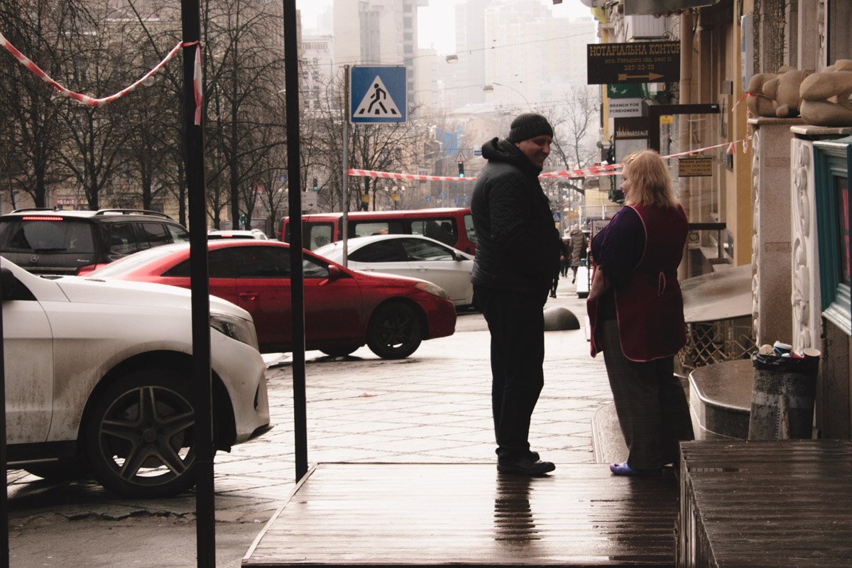 Когда снежит или дождит, можно мило побеседовать под навесом Когда снежит или дождит, можно мило побеседовать под навесом