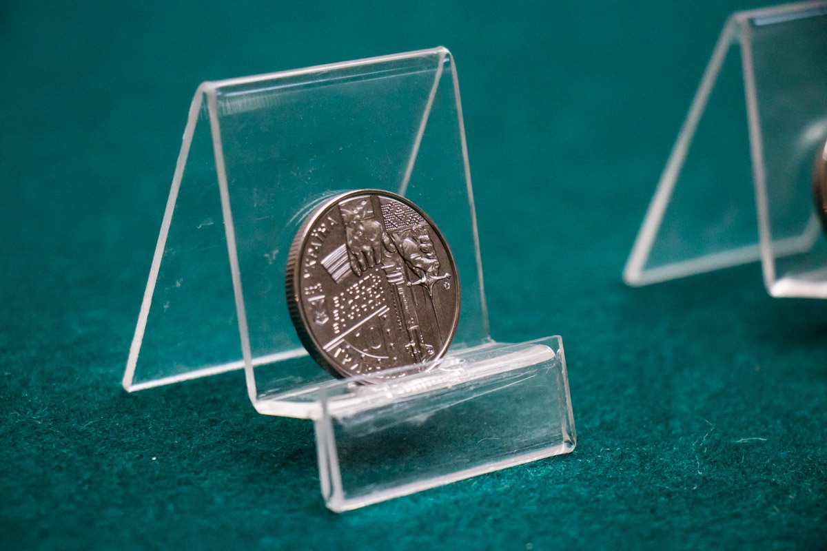 Оружие разных эпох символизирует защитников Украины всех времен