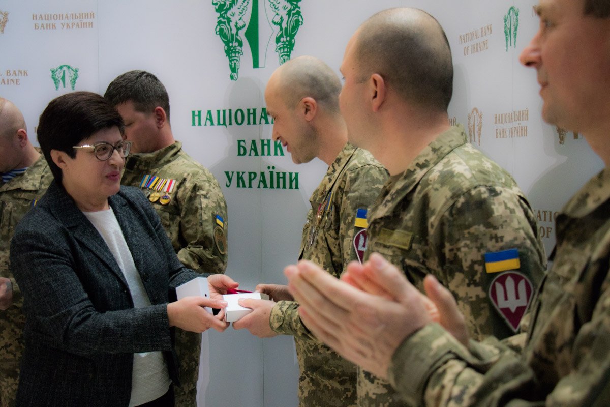 Первыми монеты получили защитники Донецкого аэропорта 