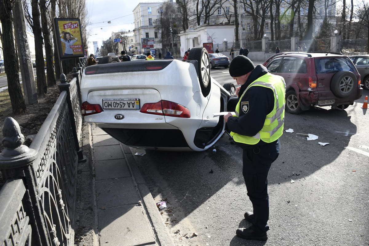 KIA Rio загорает на солнце