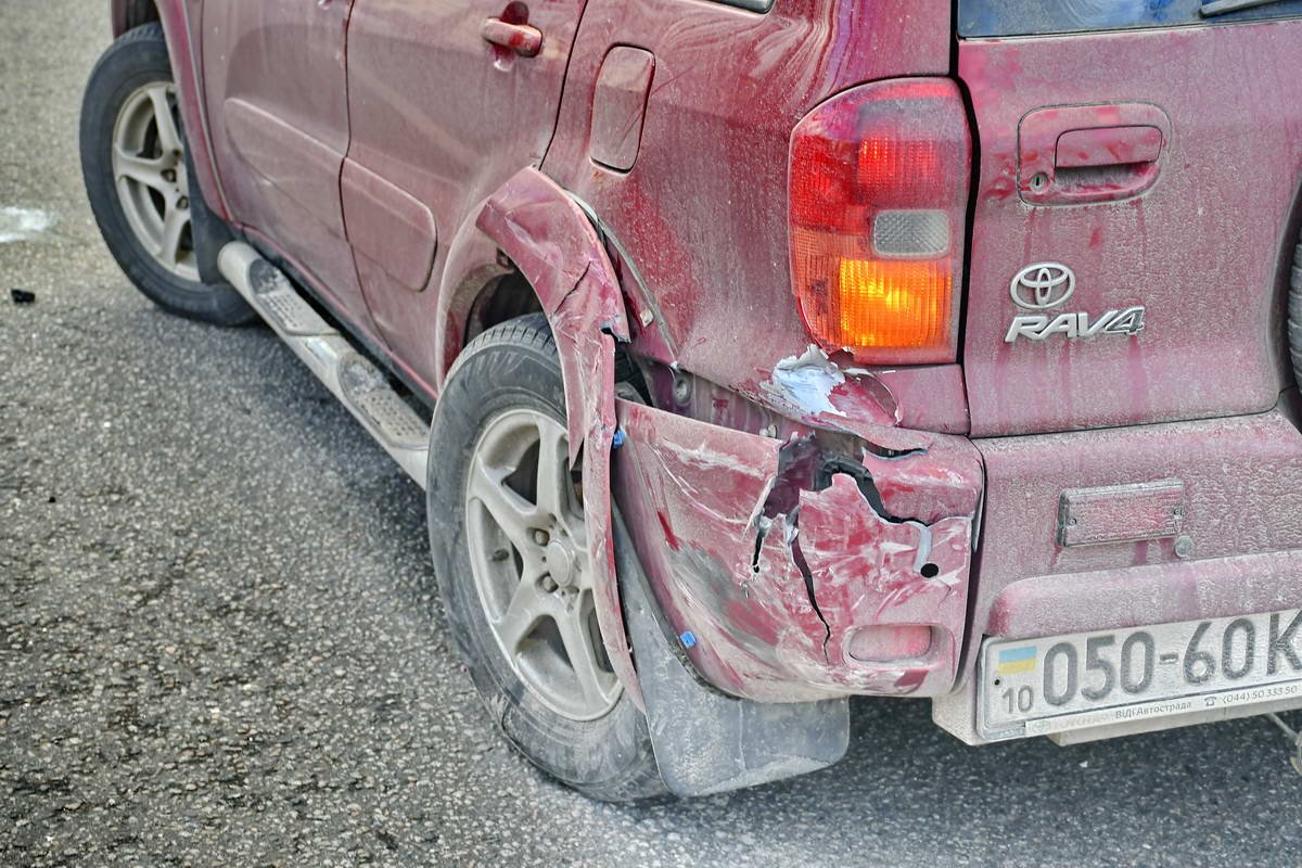 От удара у RAV4 вырвало подвеску