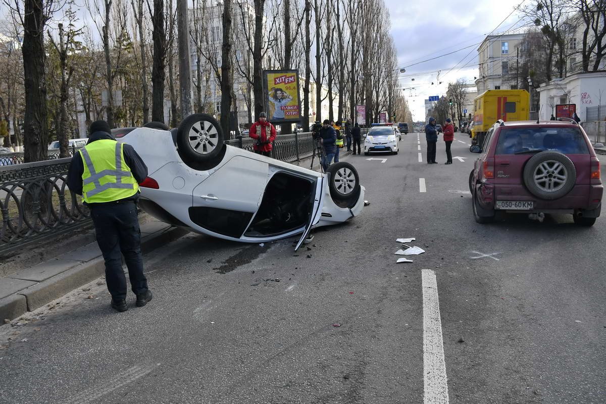 Оба авто ждут эвакуатор