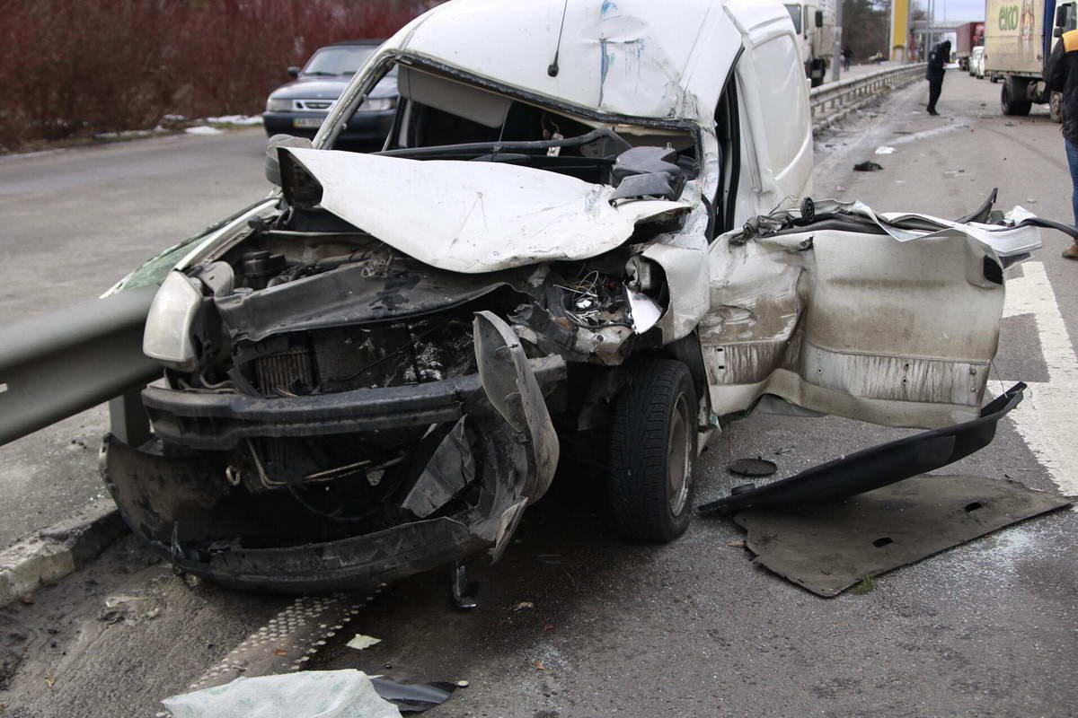 Citroen на скорости влетел в грузовик 