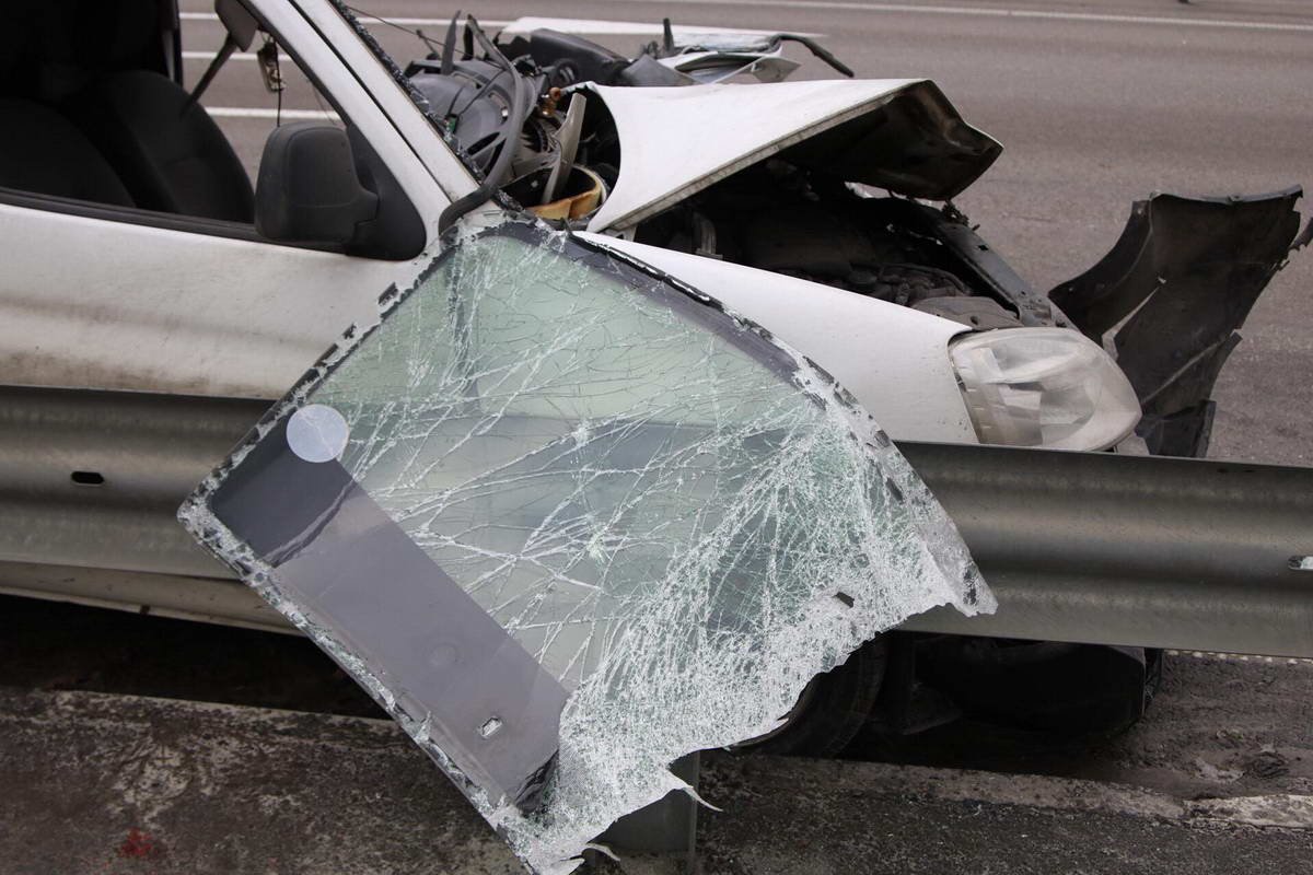 Передняя часть автомобиля полностью разбитая