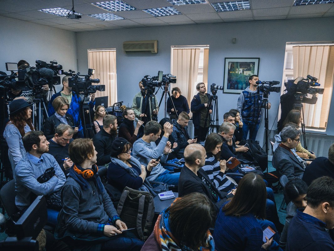 Данные личности вызвали немалый интерес у прессы, некоторые журналисты пресс-конференцию слушали в коридоре Данные личности вызвали немалый интерес у прессы, некоторые журналисты пресс-конференцию слушали в коридоре