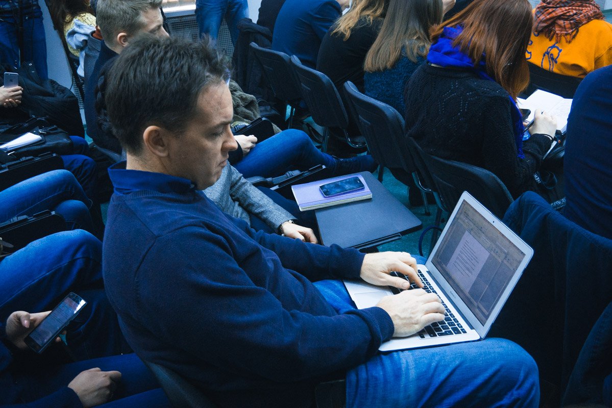 Были и такие, что прямо во время конференции писали материал Были и такие, что прямо во время конференции писали материал