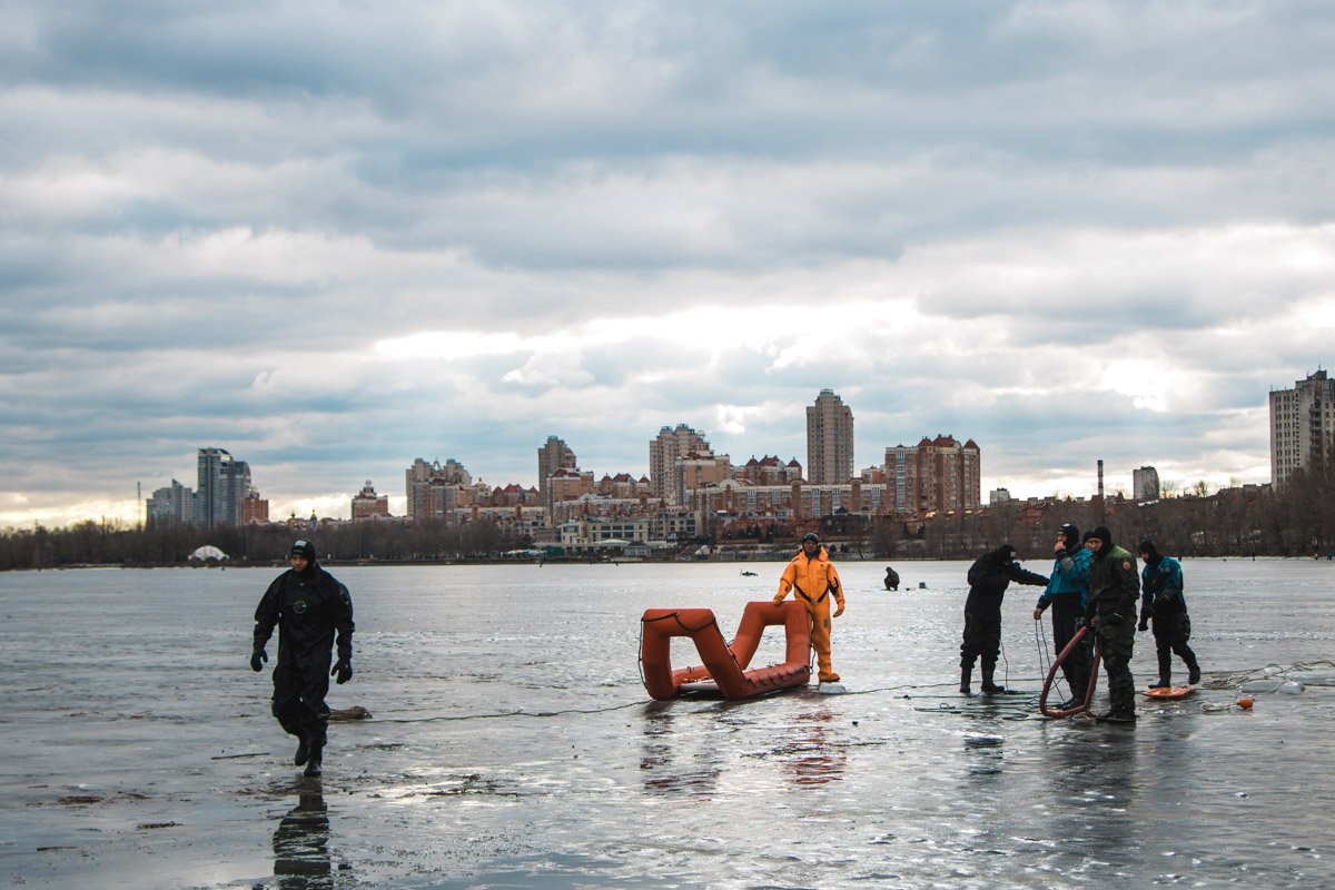 На Оболонской набережной спасатели показали, как нужно спасать утопающих 