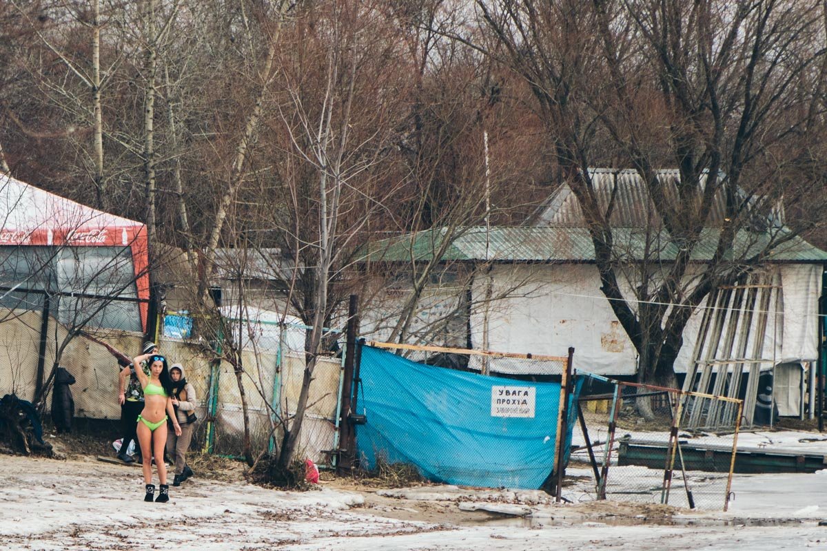 Пока на льду спасают людей, кое-кто устроил себе эротический фотосет
