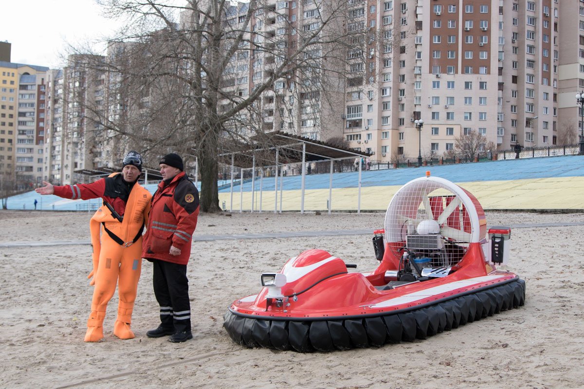 Для спасения жизней сотрудники ГСЧС используют спецсредства 