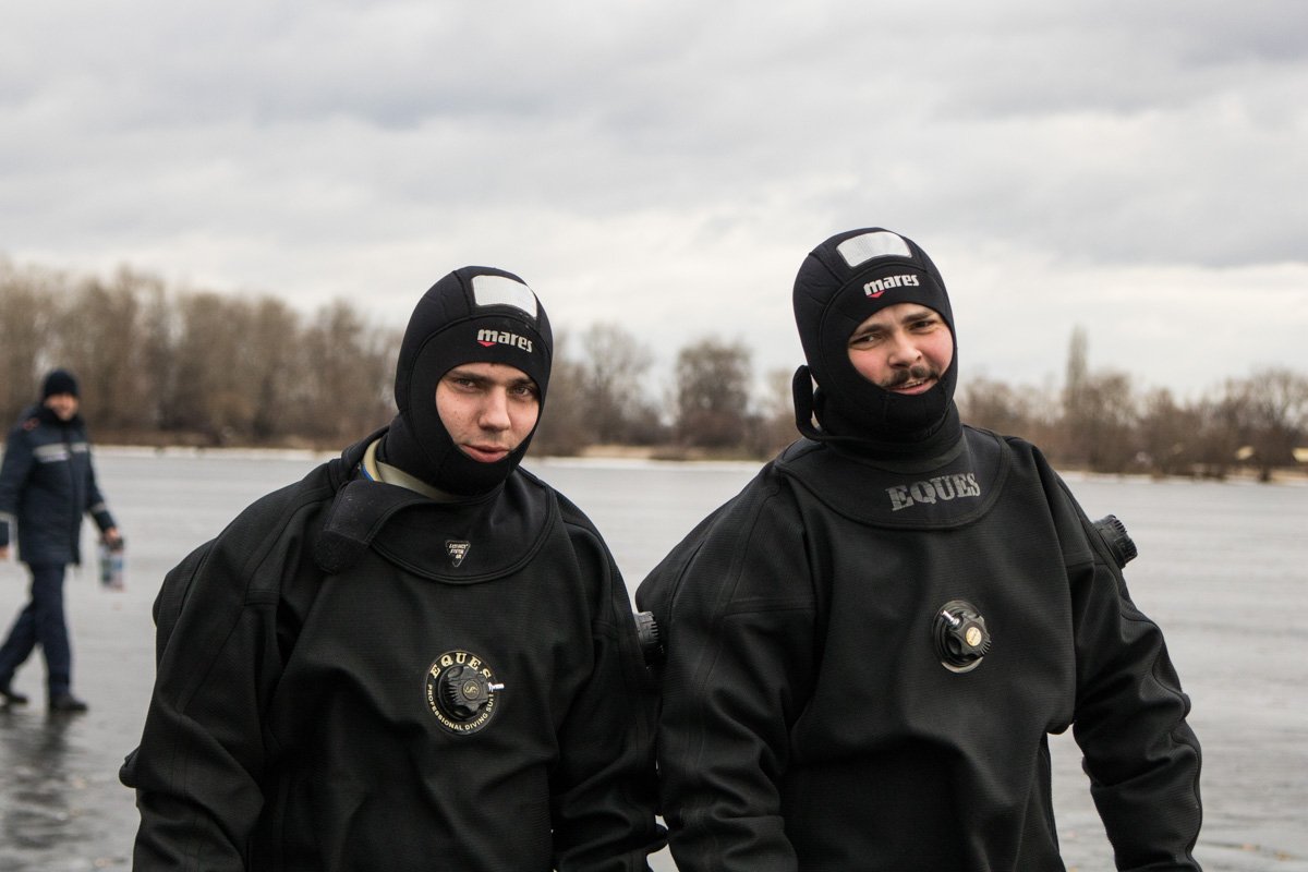 Улыбчивые спасатели перед погружением в ледяную воду 