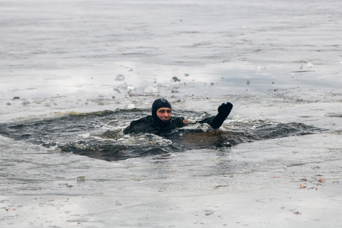 Специально для учений в реке подготовили прорубь 