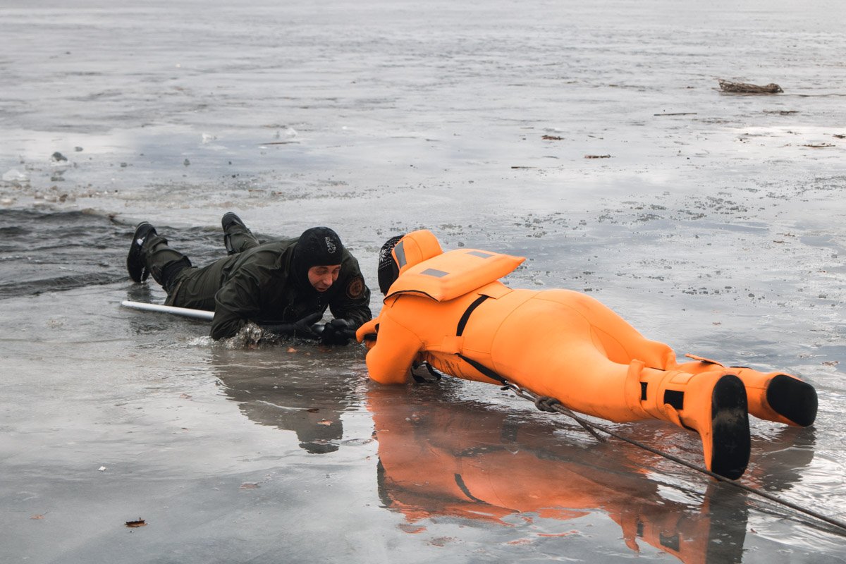 Спасатели ныряли в воду в специальных термокостюмах 