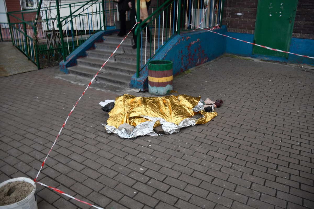 Тело умершей на улицу вынесла ее дочь