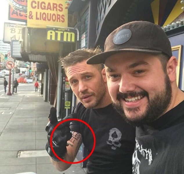 Том Харди проспорил Ди Каприо татуировку Том Харди проспорил Ди Каприо татуировку