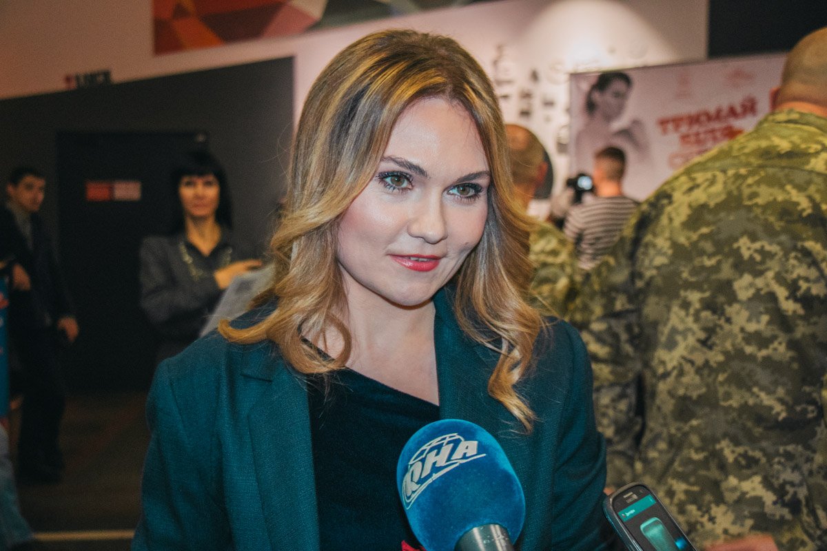 Главная героиня фильма с радостью общалась с поклонниками и журналистами Главная героиня фильма с радостью общалась с поклонниками и журналистами