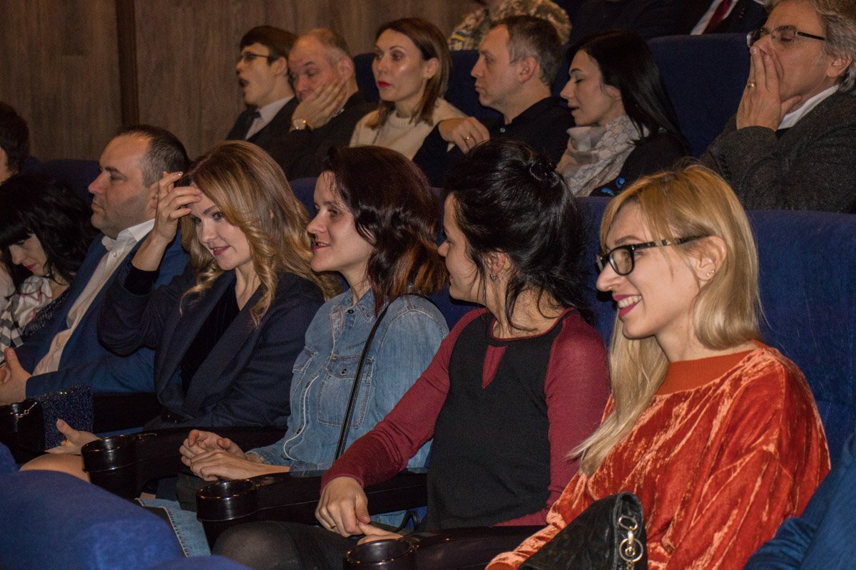 Посмотреть на премьеру ленты пришли много людей Посмотреть на премьеру ленты пришли много людей