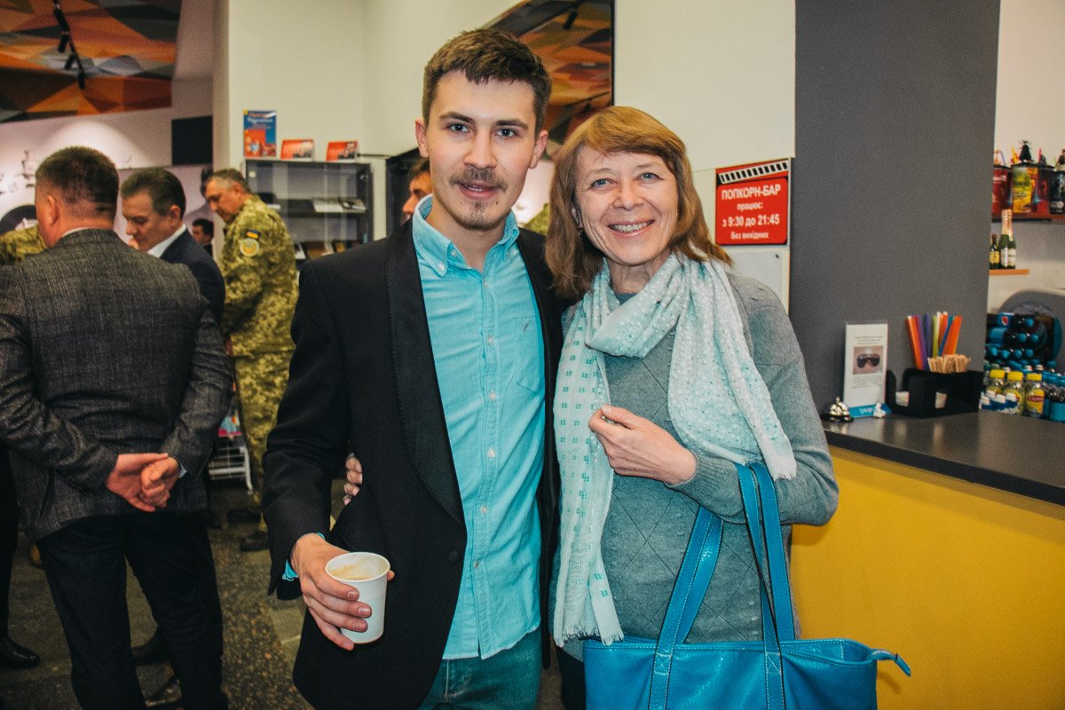 После показа в буфете продолжается обсуждение киноленты После показа в буфете продолжается обсуждение киноленты
