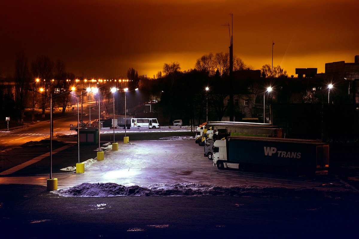 Машины дожидаются утра, чтобы отправиться в путь