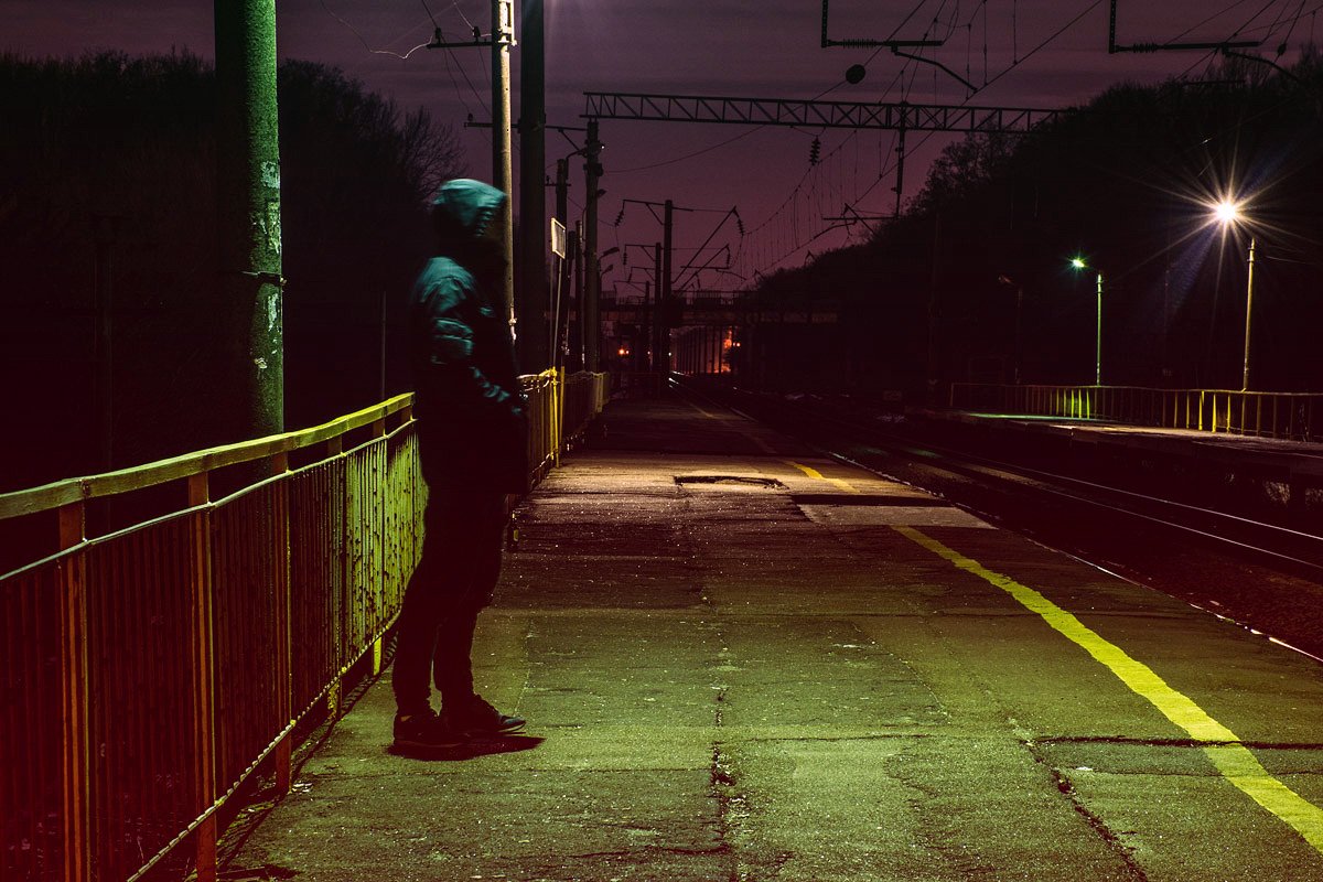 Немногочисленный посетитель ж/д вокзала в ночное время суток