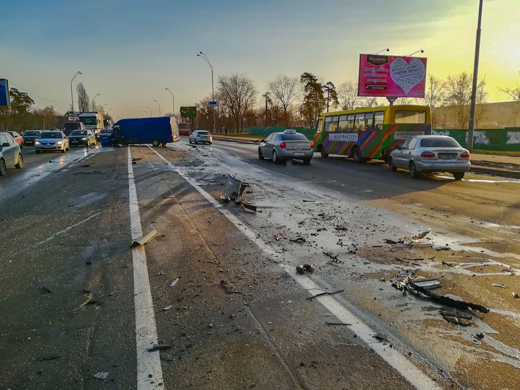 На месте ДТП работали сотрудники ГСЧС, скорой помощи и полиции