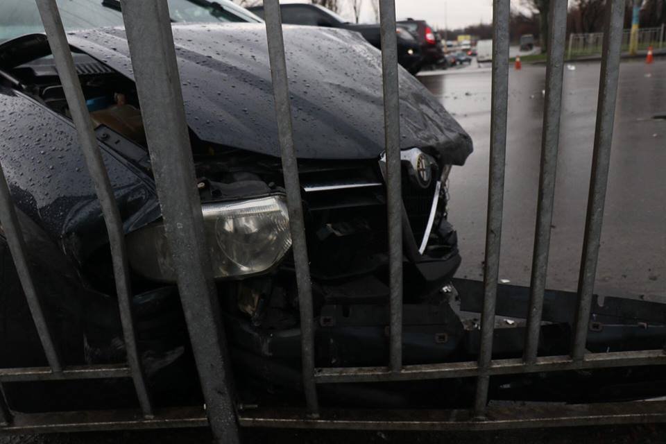 Alfa Romeo въехала в забор Alfa Romeo въехала в забор