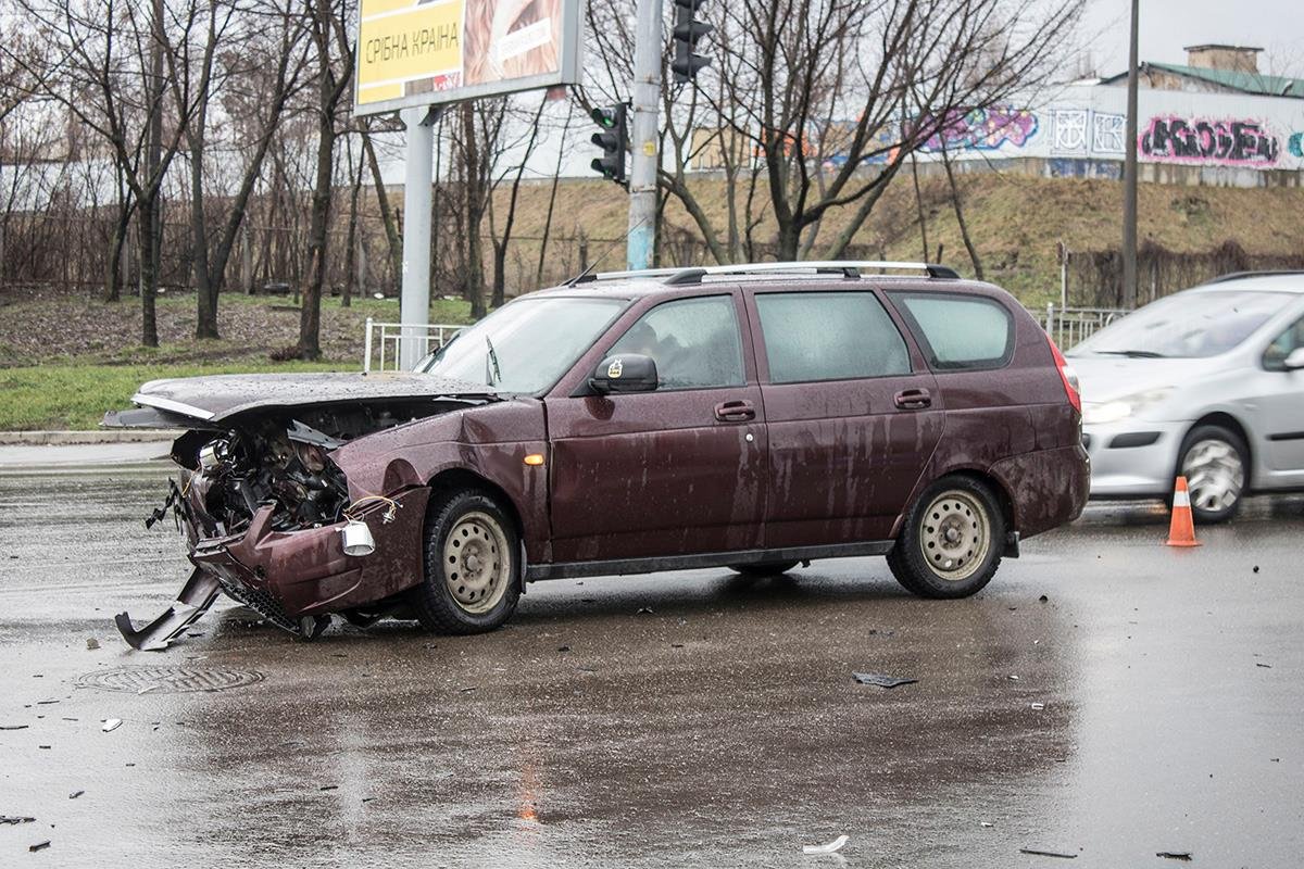 От удара автомобиль Lada развернуло От удара автомобиль Lada развернуло