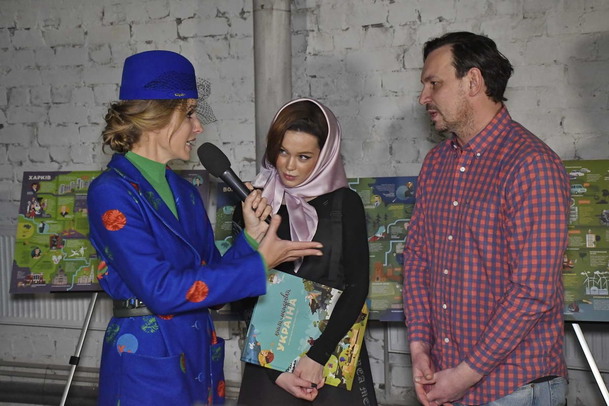 С экземпляром книги ушли домой и Мария Яремчук и Валерий Харчишин 